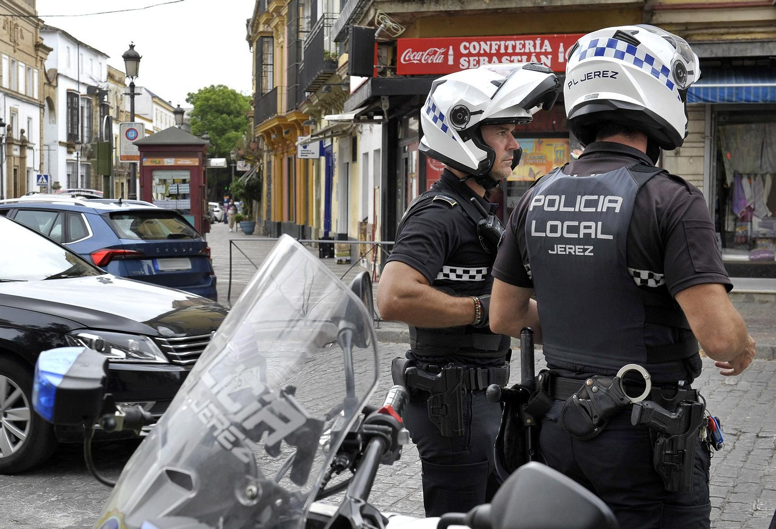 Dos agentes de Policía Local, en el centro.