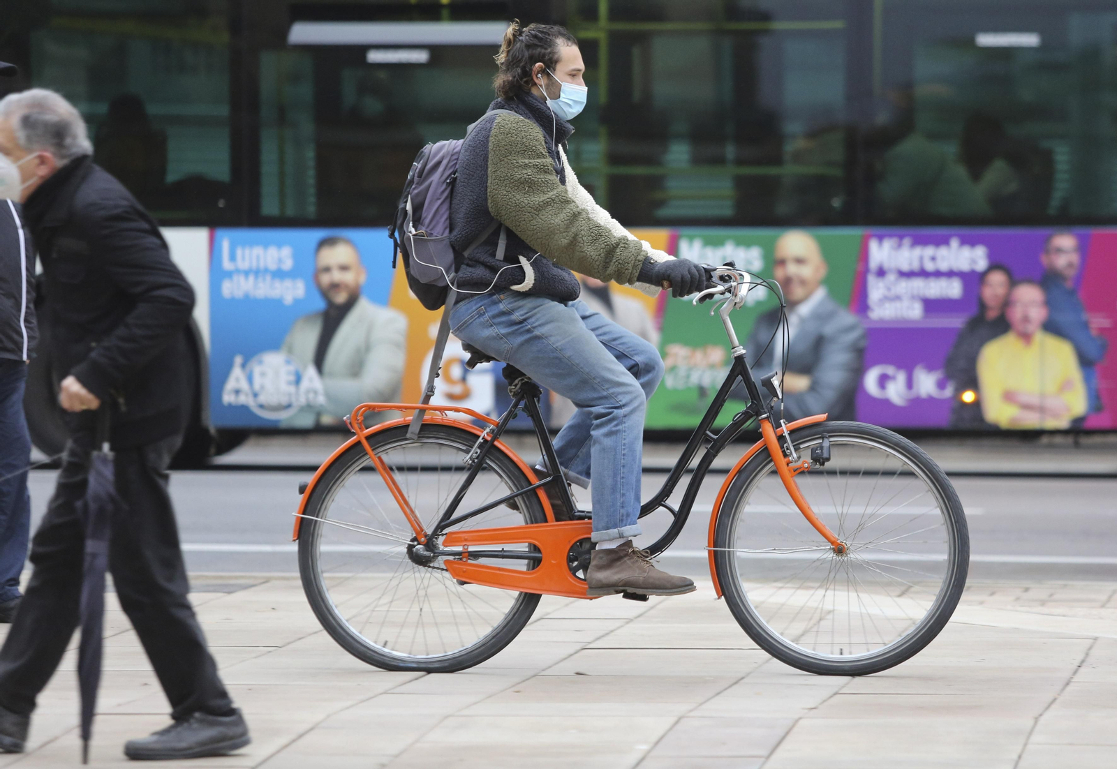 Un ciclista circula por una acera, algo ya prohibido por la Ordenanza de Movilidad. Un ciclista circula por una acera, algo ya prohibido por la Ordenanza de Movilidad.