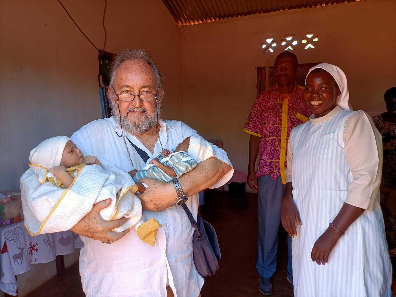 Juan José Aguirre, con los dos últimos niños llegados al orfanato.