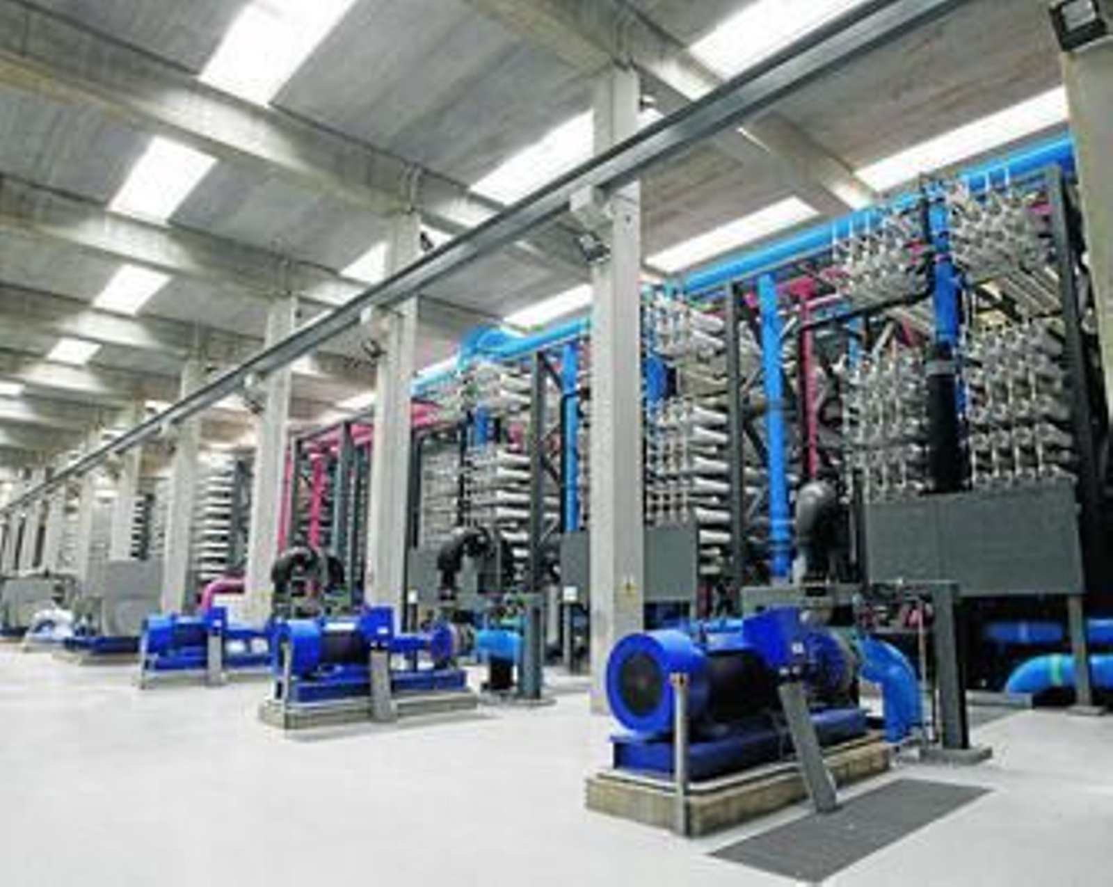 El agua captada del mar llega después de un pretratamiento y filtrado al edificio en el que se le aplica el proceso de ósmosis inversa para extraerle la sal.