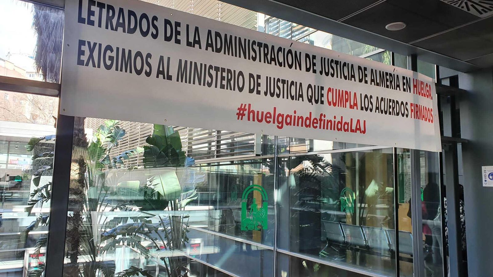 Pancarta colgada en la Ciudad de la Justicia de Almería.