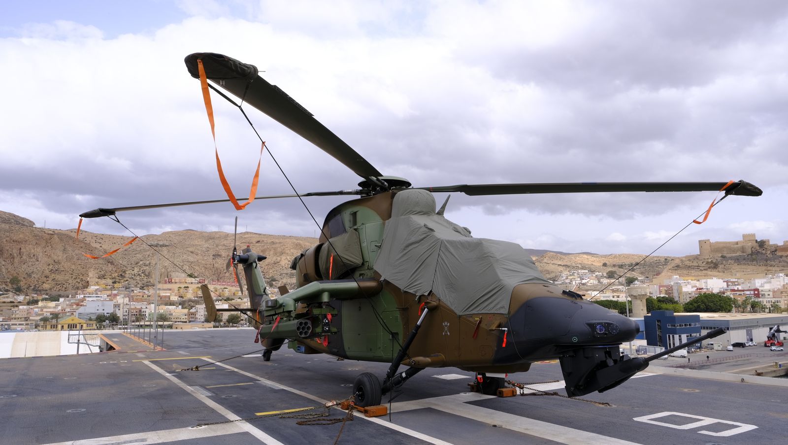 Fotogalería de la visita al portaaviones Juan Carlos I. Puerto de Almería.