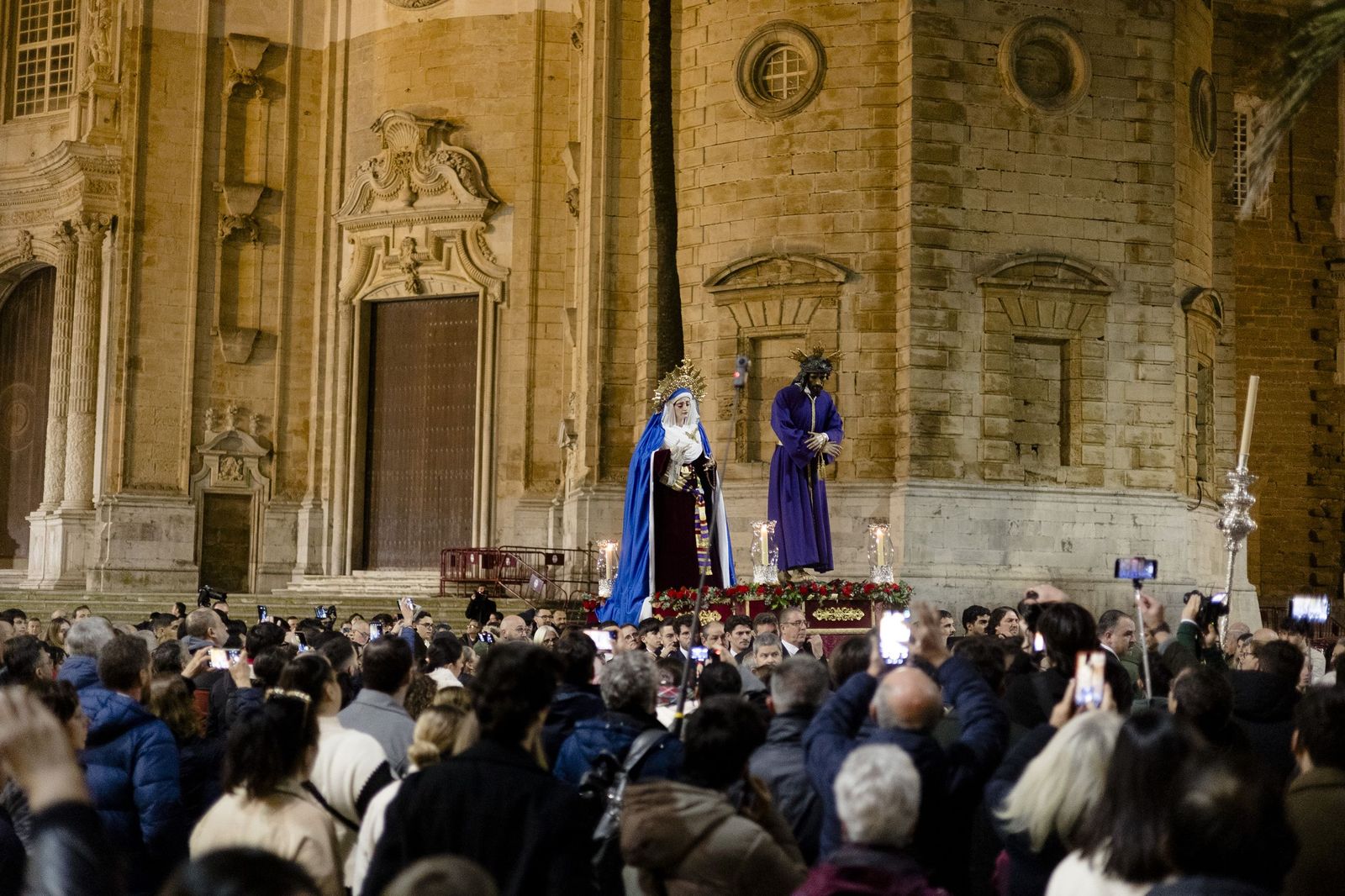 Las imágenes de los traslados de las cofradías de Santa Cruz