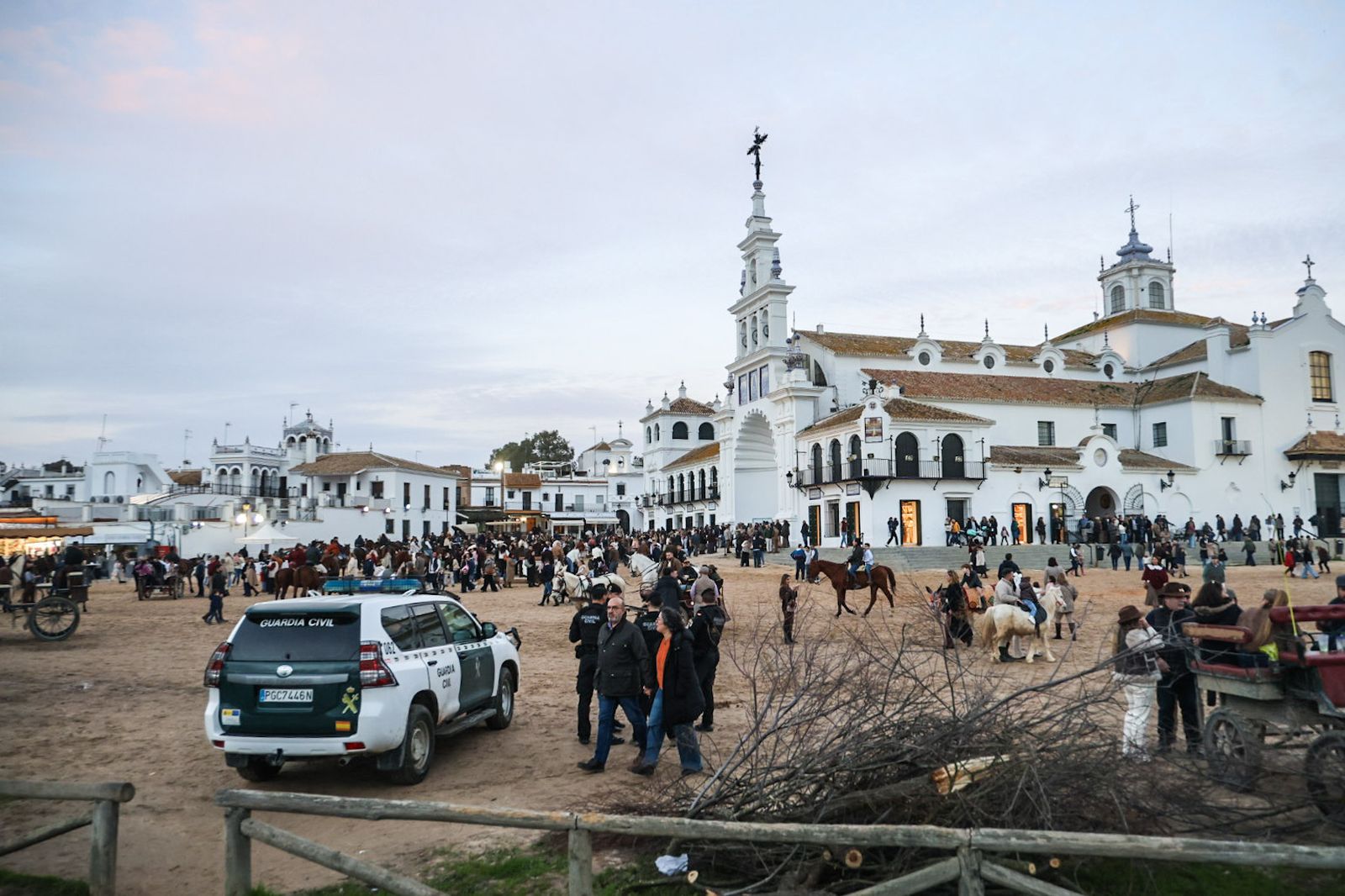 Fotografías de ambiente y del rezo del Rosario por el entorno de la Ermita de la Virgen del Rocío con motivo de la Candelaria