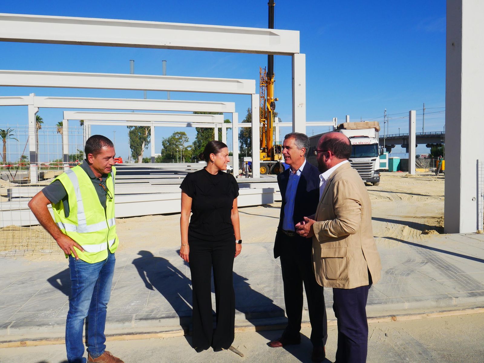 La alcaldesa de la ciudad, Patricia Cavada, ha visitado Janer para comprobar el desarrollo de las obras de la tienda de Brico Depôt.