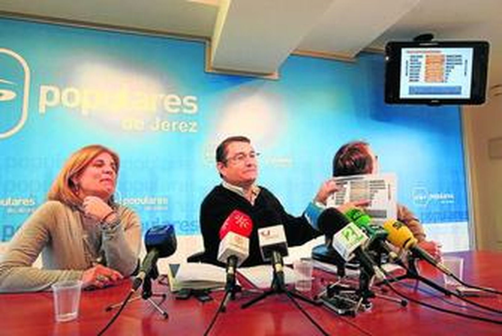 Pelayo, Sanz, y Saldaña, ayer en la sede del PP, momentos antes de la rueda de prensa.