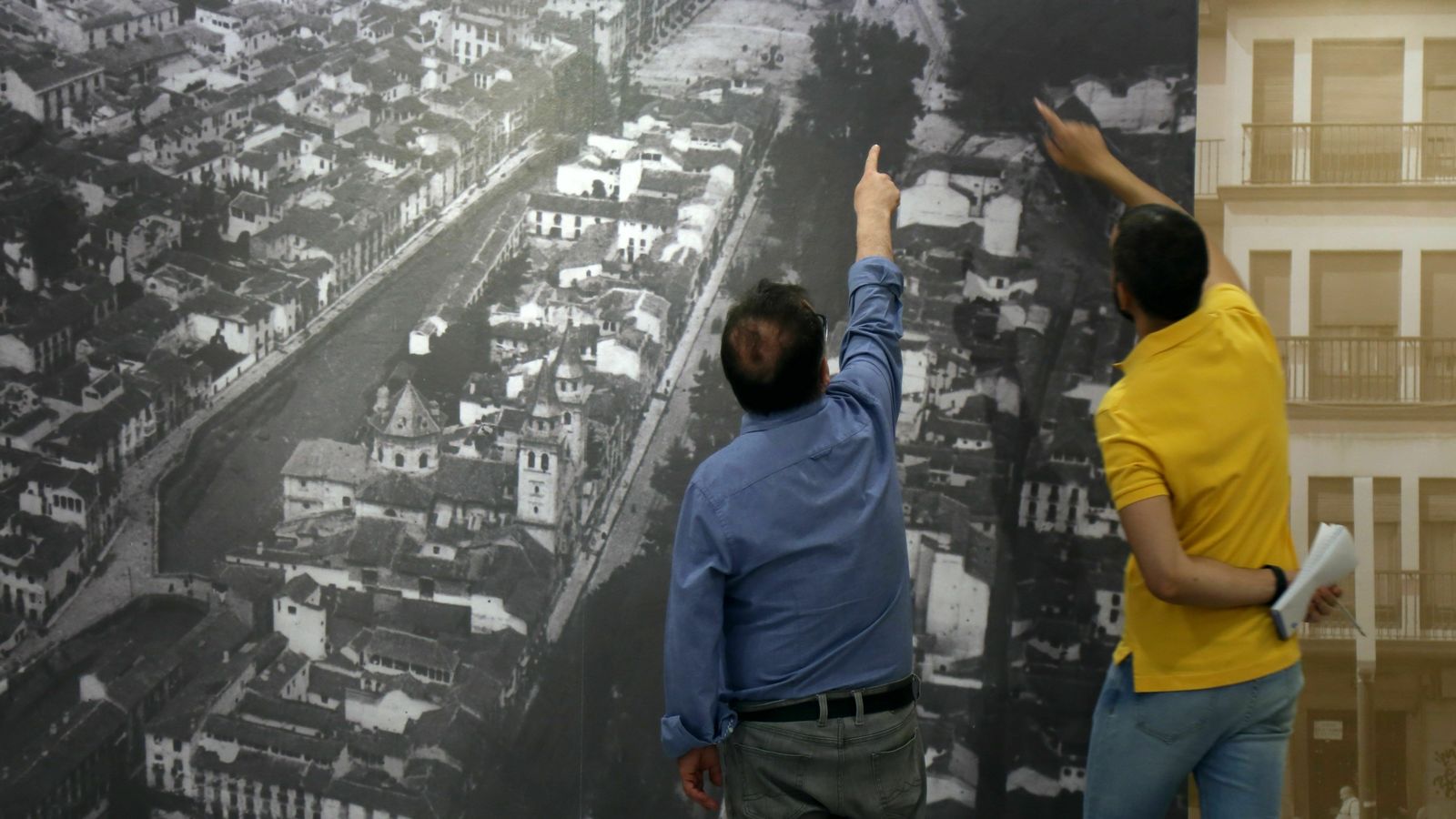 Unas personas observan una de las fotografías que forman parte de la exposición en el Centro de Estudios Lorquianos.