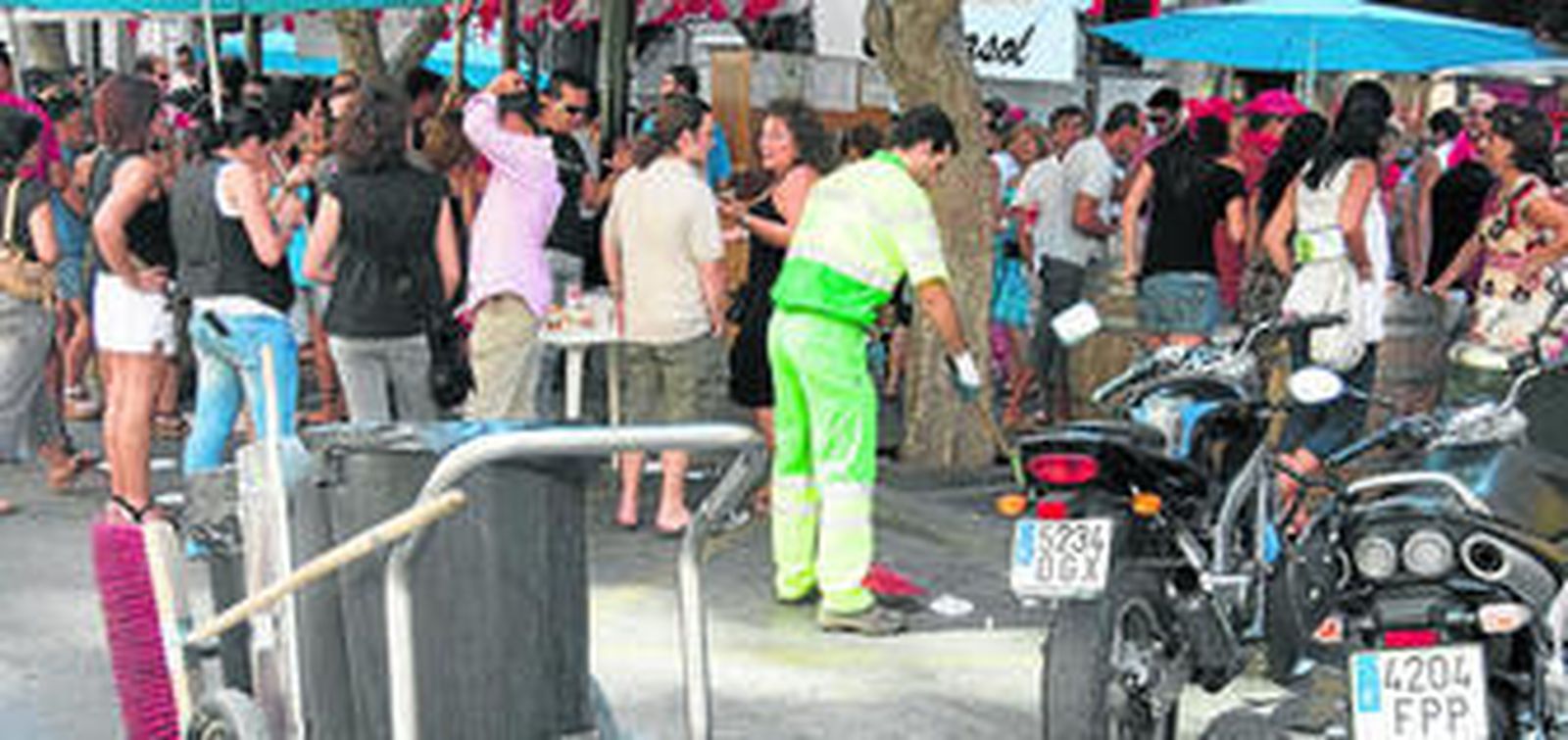 Los barrenderos tendrán varios turnos que mantendrán limpias las calles de Almería.
