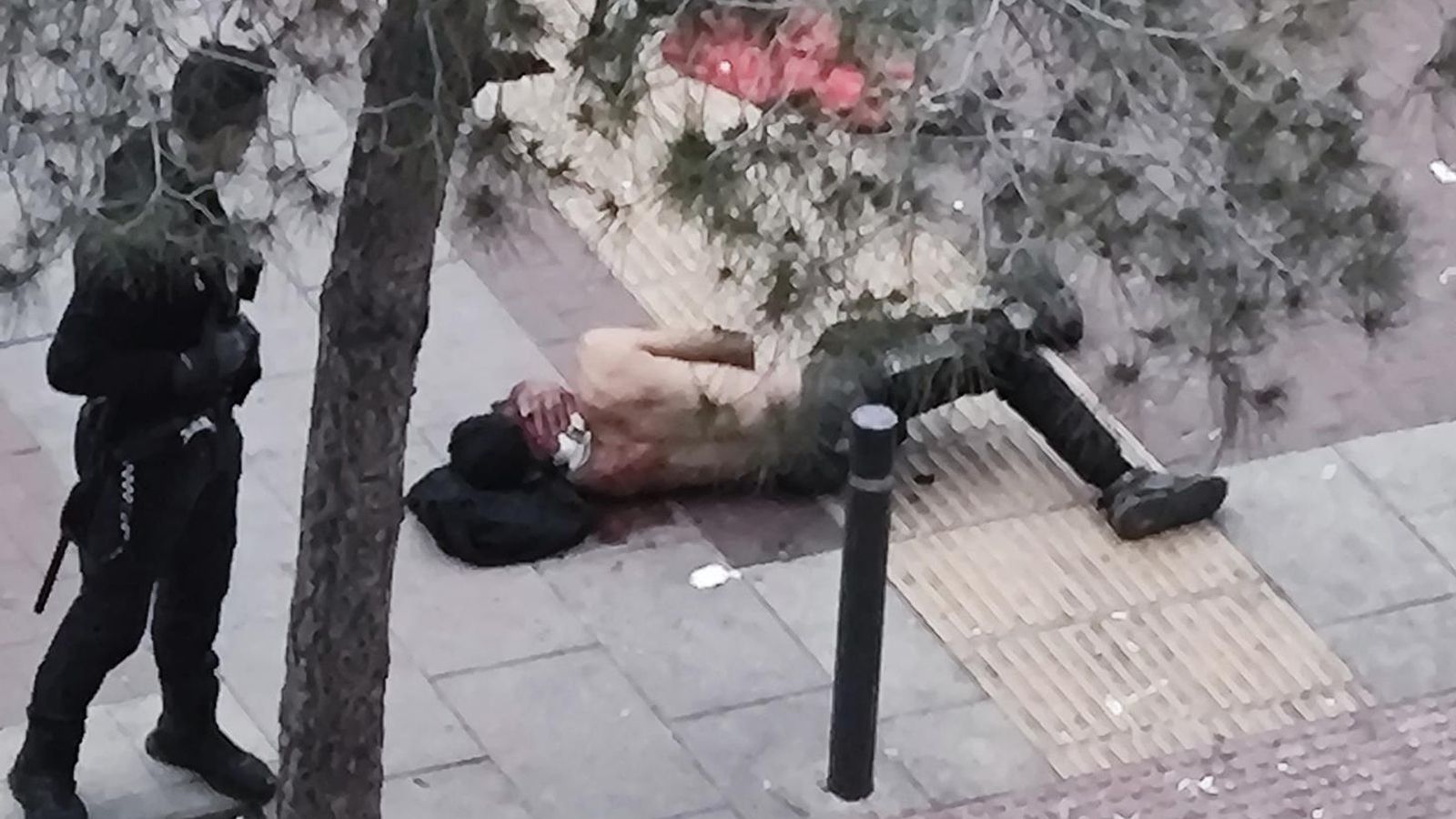 El herido, en el suelo El herido, en el suelo