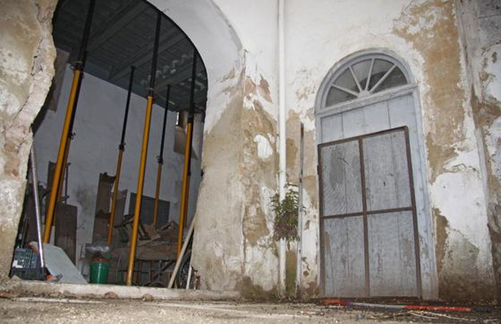 El convento Madre de Dios muestra unos tejados, esculturas, pinturas y muros plagados de desperfectos que demuestran su mal estado de conservación.

Foto: Belén Vargas