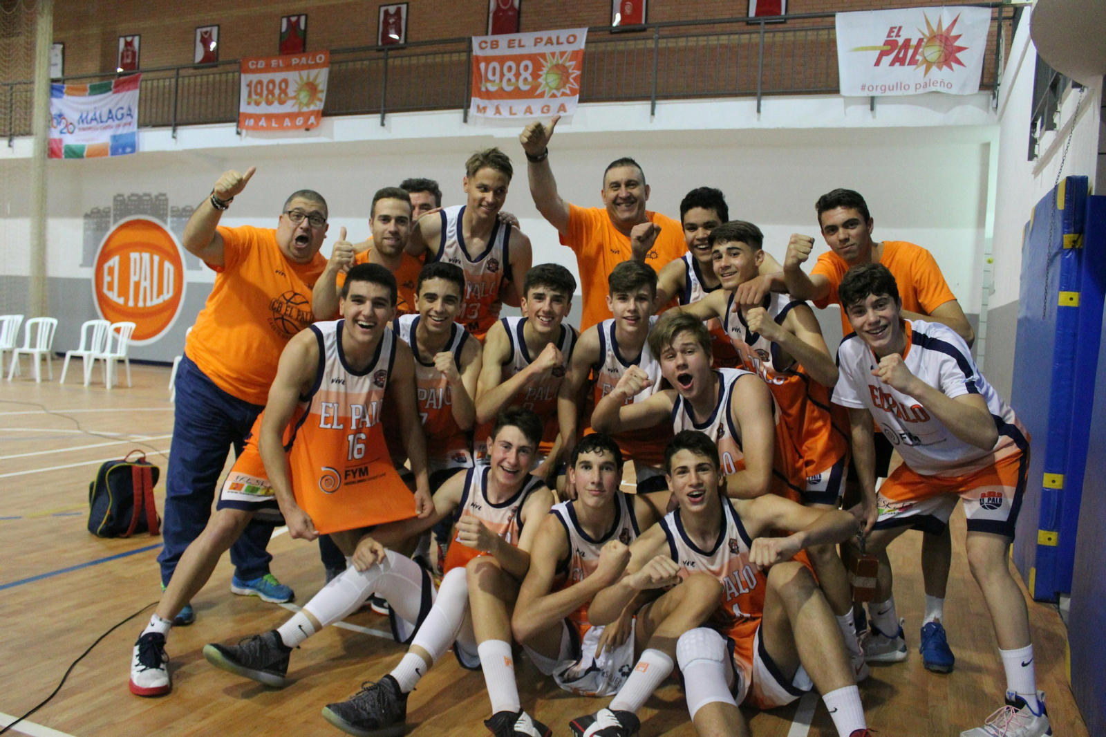 El CB El Palo celebra su pase a semifinales.