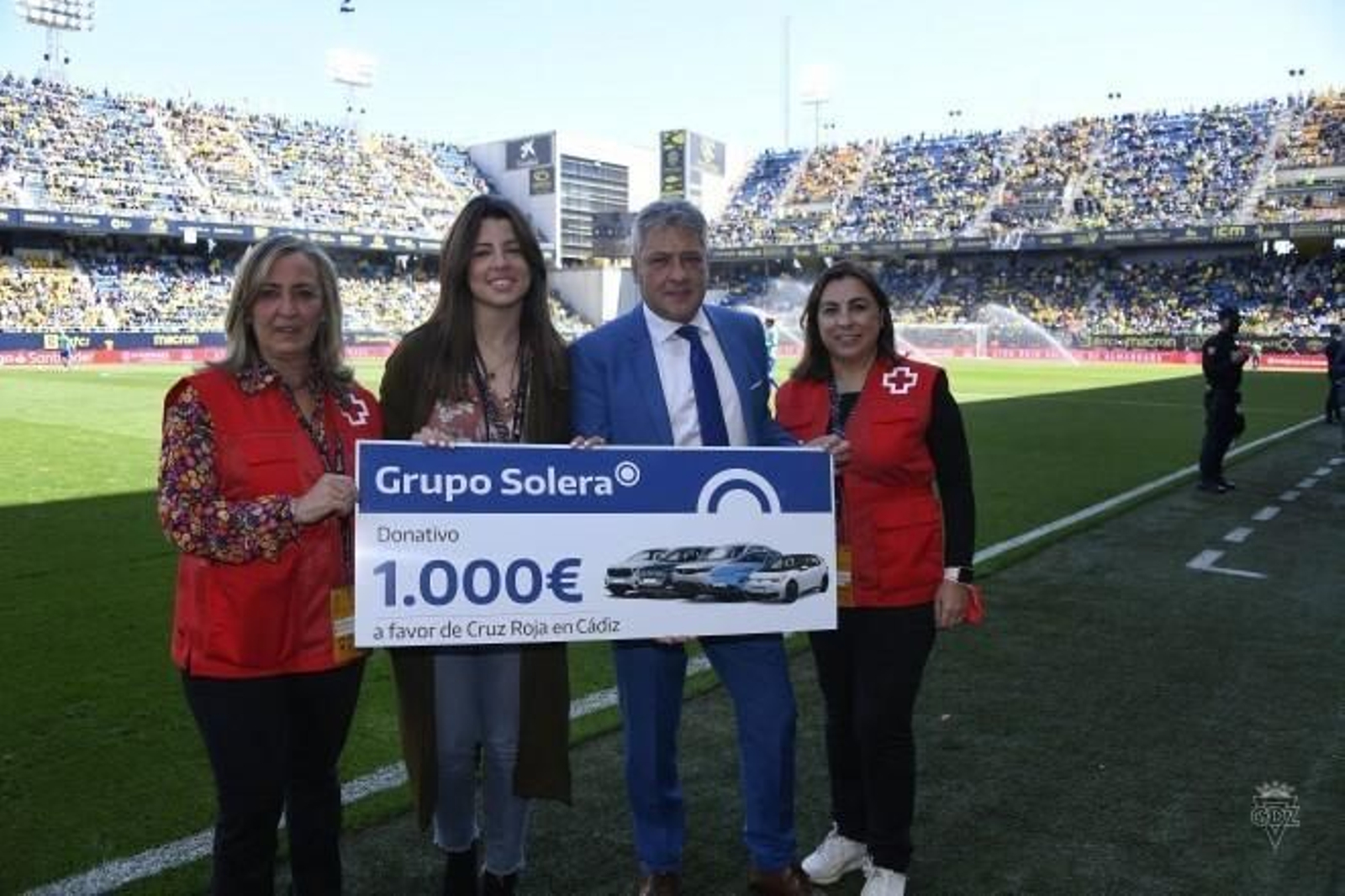 Entrega del cheque con fines humanitarios.