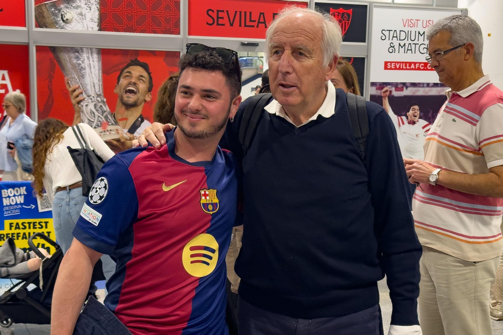 Los aficionados del Real Madrid y el FC Barcelona toman las calles del centro de Sevilla