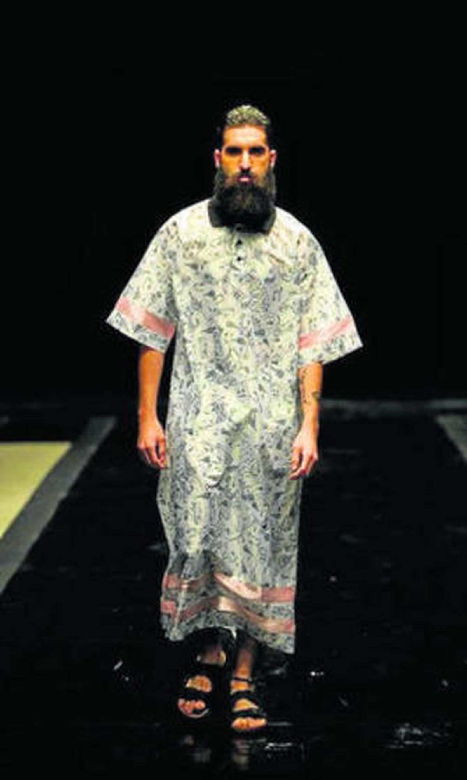 1, 2 y 3. Diferentes pasarelas donde la creadora ha adelantado algunas piezas de su colección 'We are cattle'. 4. La diseñadora Alejandra Jaime Mendoza, María Magdalena, posa para 'Diario de Sevilla'.