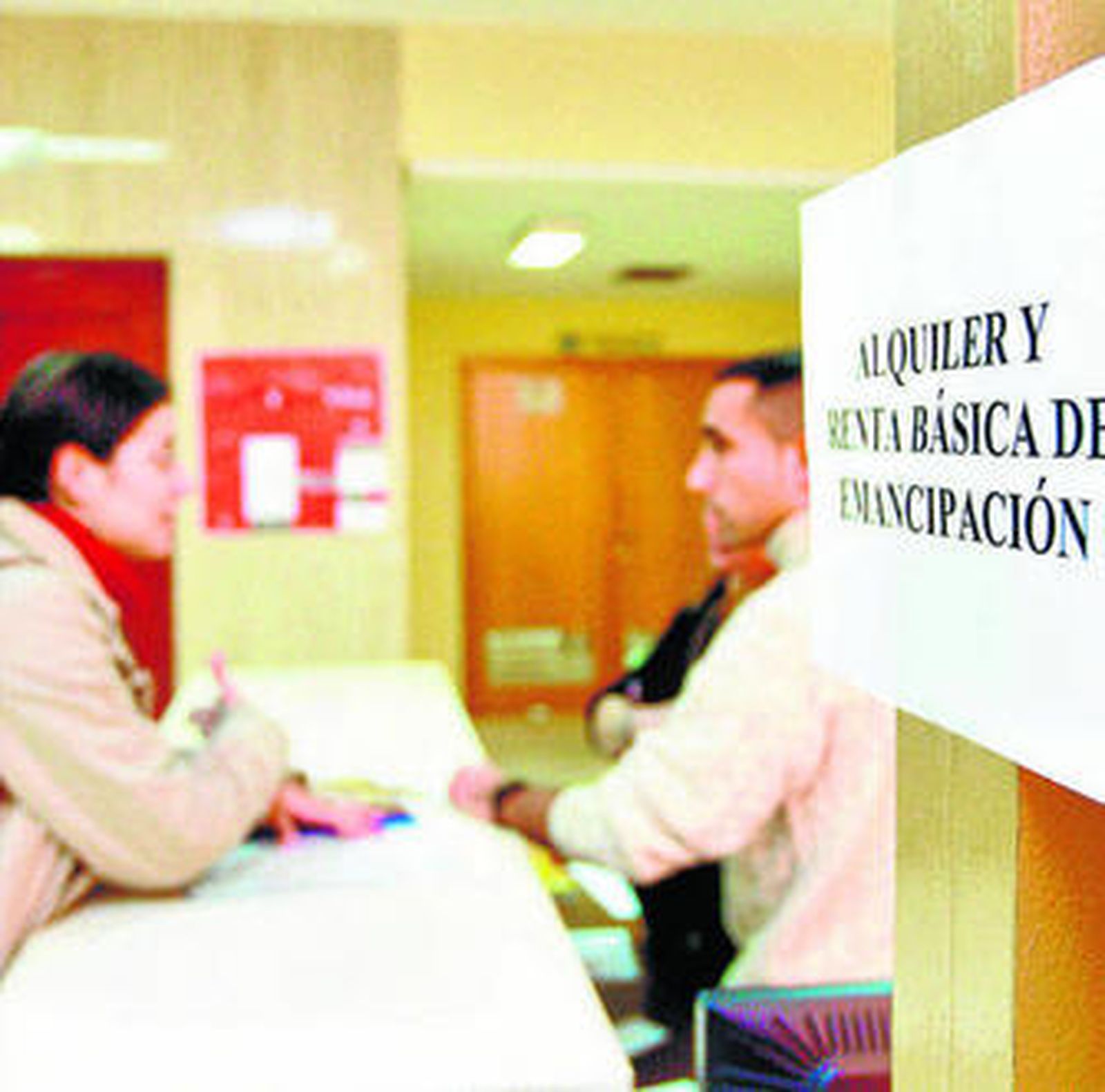 Una beneficiaria de la Renta Básica de Emancipación se informa en una oficina de la Junta de Andalucía.
