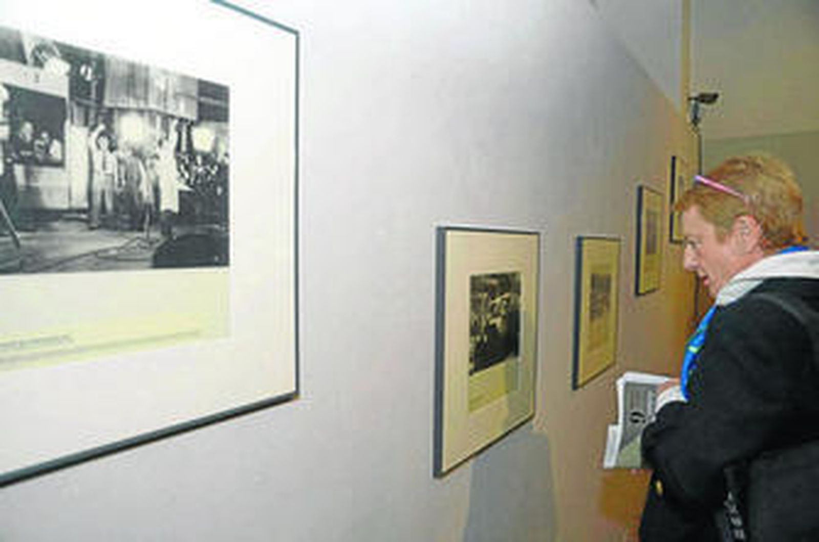 Un momento de la inauguración de la muestra de fotografías, ayer.