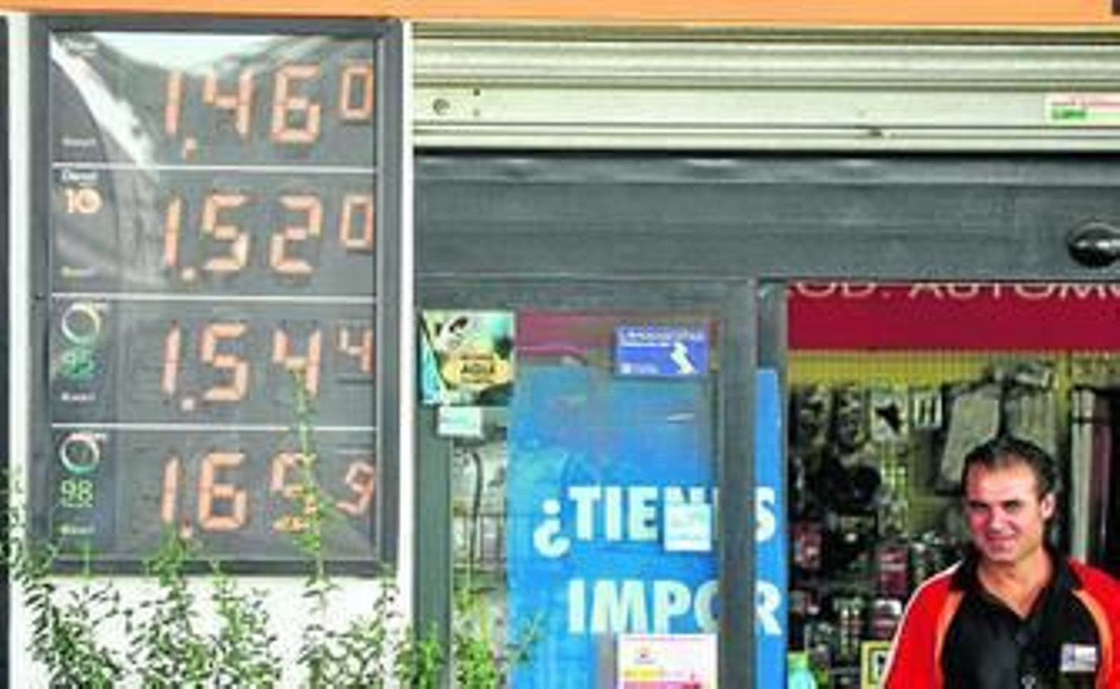 Los precios de venta del combustible en una gasolinera de Sevilla ayer.