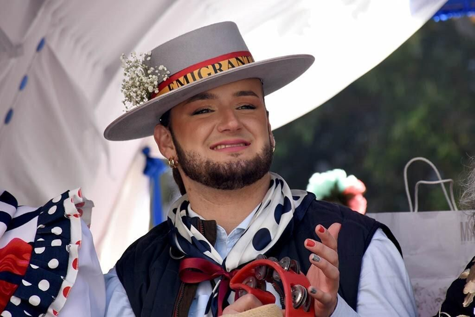 Imágenes de los peregrinos de la Hermandad de Emigrantes en su salida por las calles de Huelva