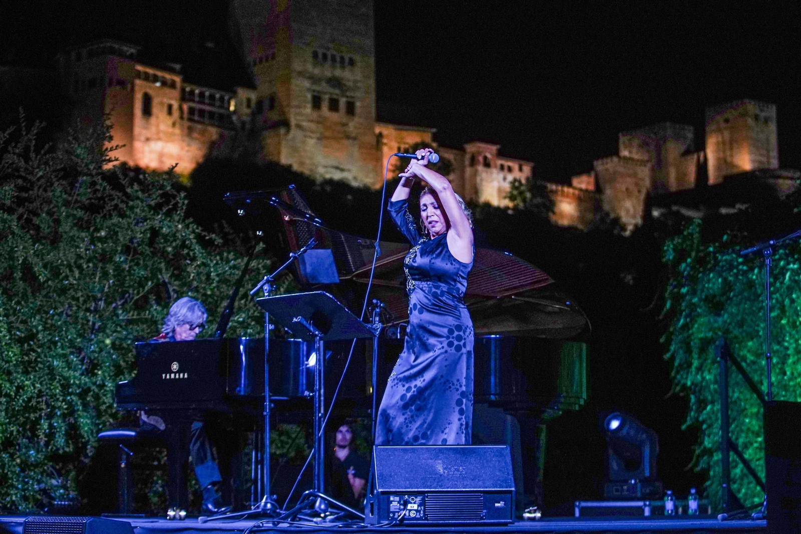 Esperanza Fernández y el piano de Chano Domínguez enmudecen a la Alhambra: las imágenes