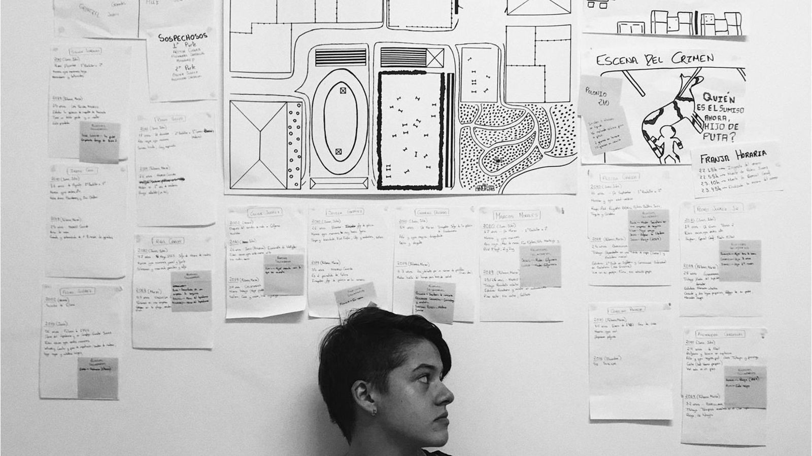 Marta Navarro Ros junto a los murales que usó para escribir la novela.