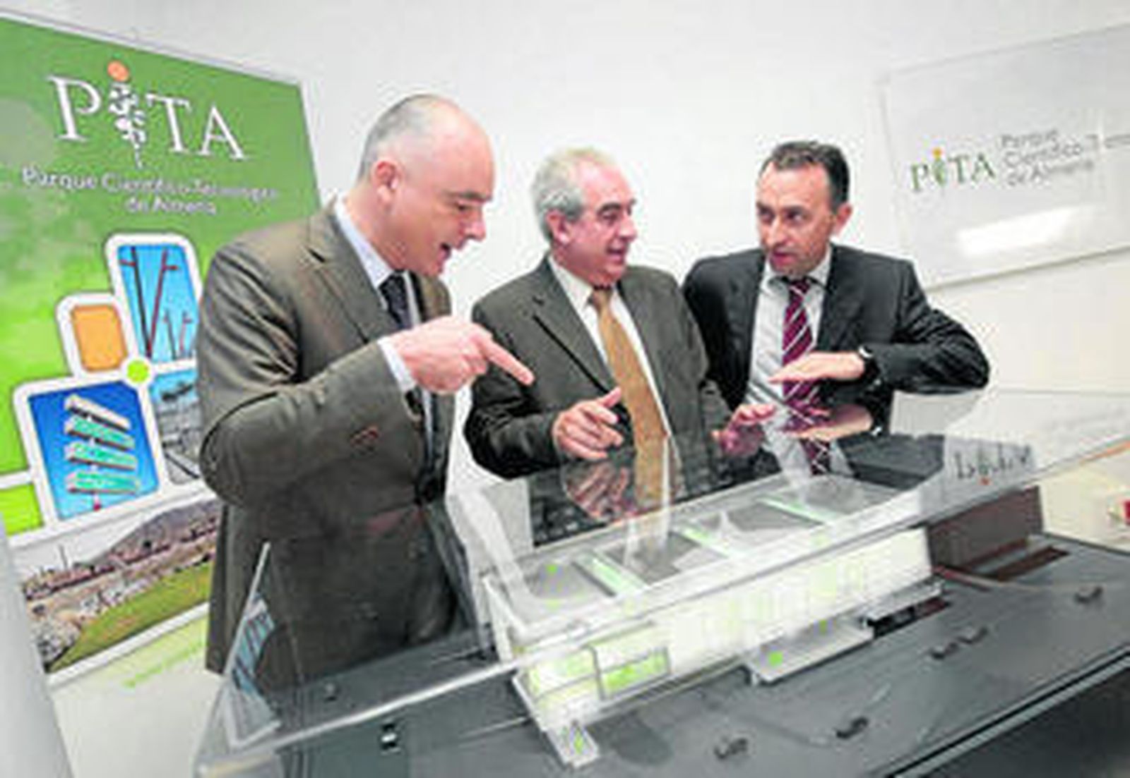 El arquitecto José Ángel Ferrer, Alfredo Sánchez y Juan Antonio Díaz, directores general y comercial del PITA.