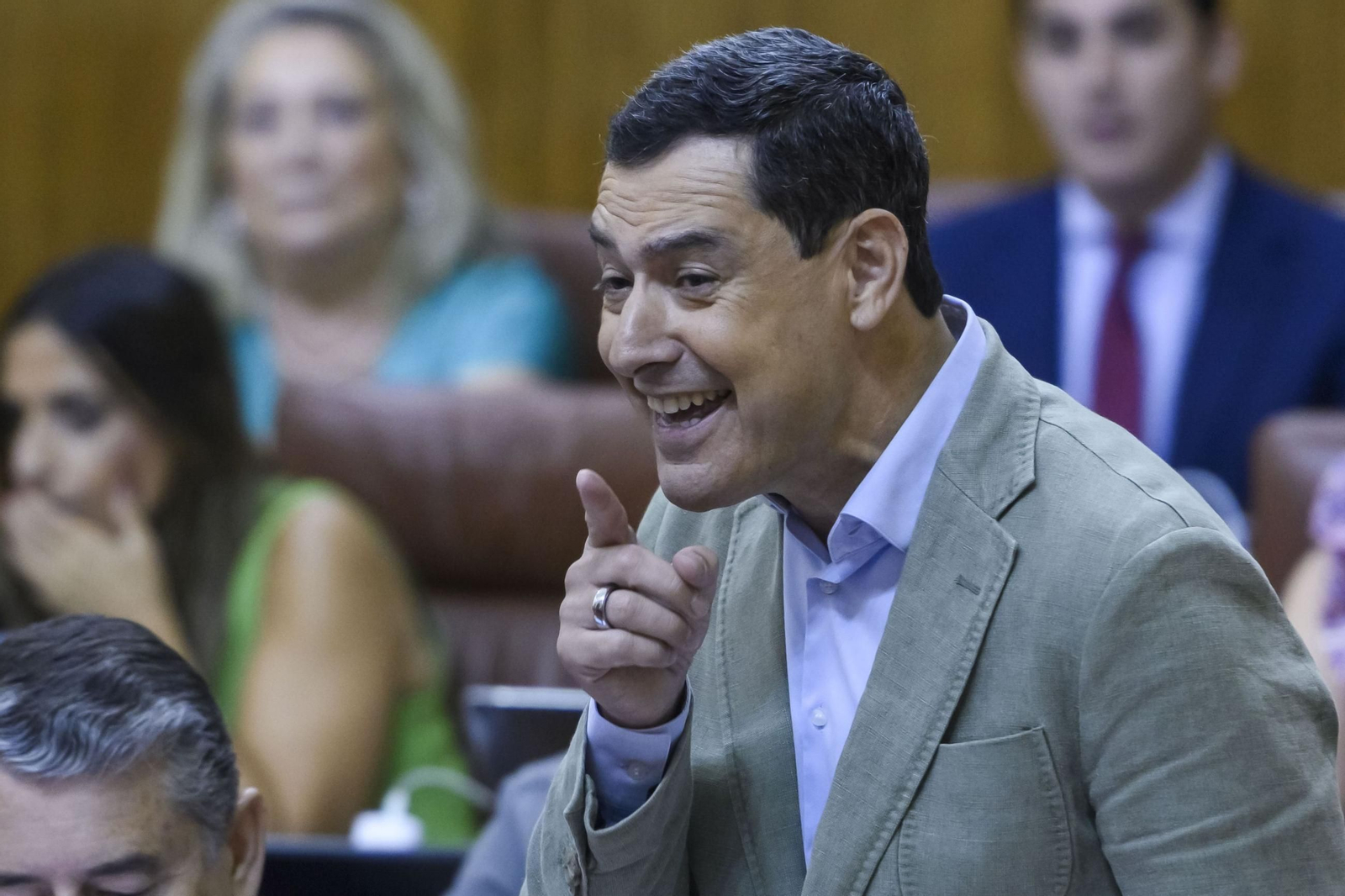 El presidente de la Junta, Juanma Moreno, en la sesión de control de este jueves