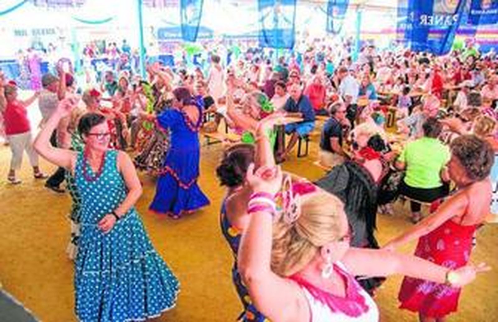 Las mujeres bailaron y se divirtieron por igual..