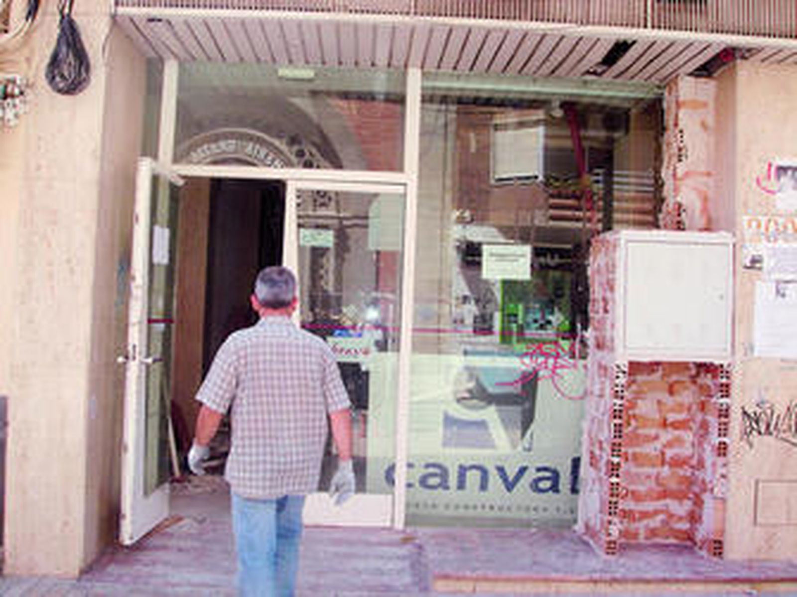 Un operario trabaja en la nueva sede de la Hacienda Local.