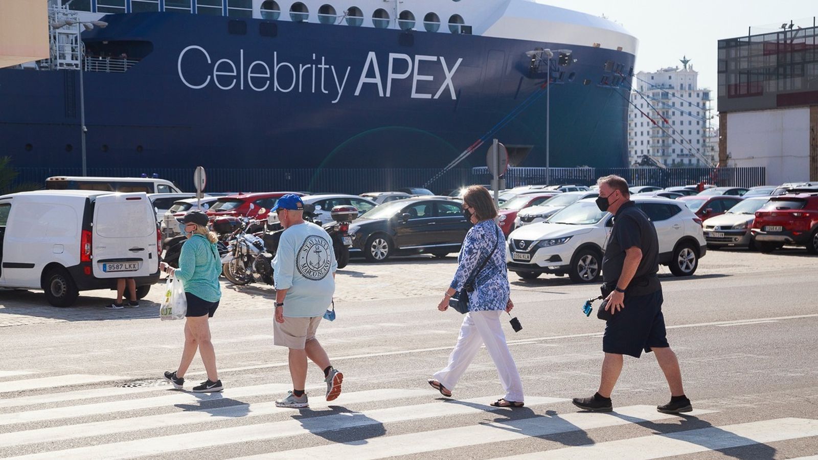 Pasajeros del Celebrity Apex, de vuelta al barco, tras un paseo por la ciudad