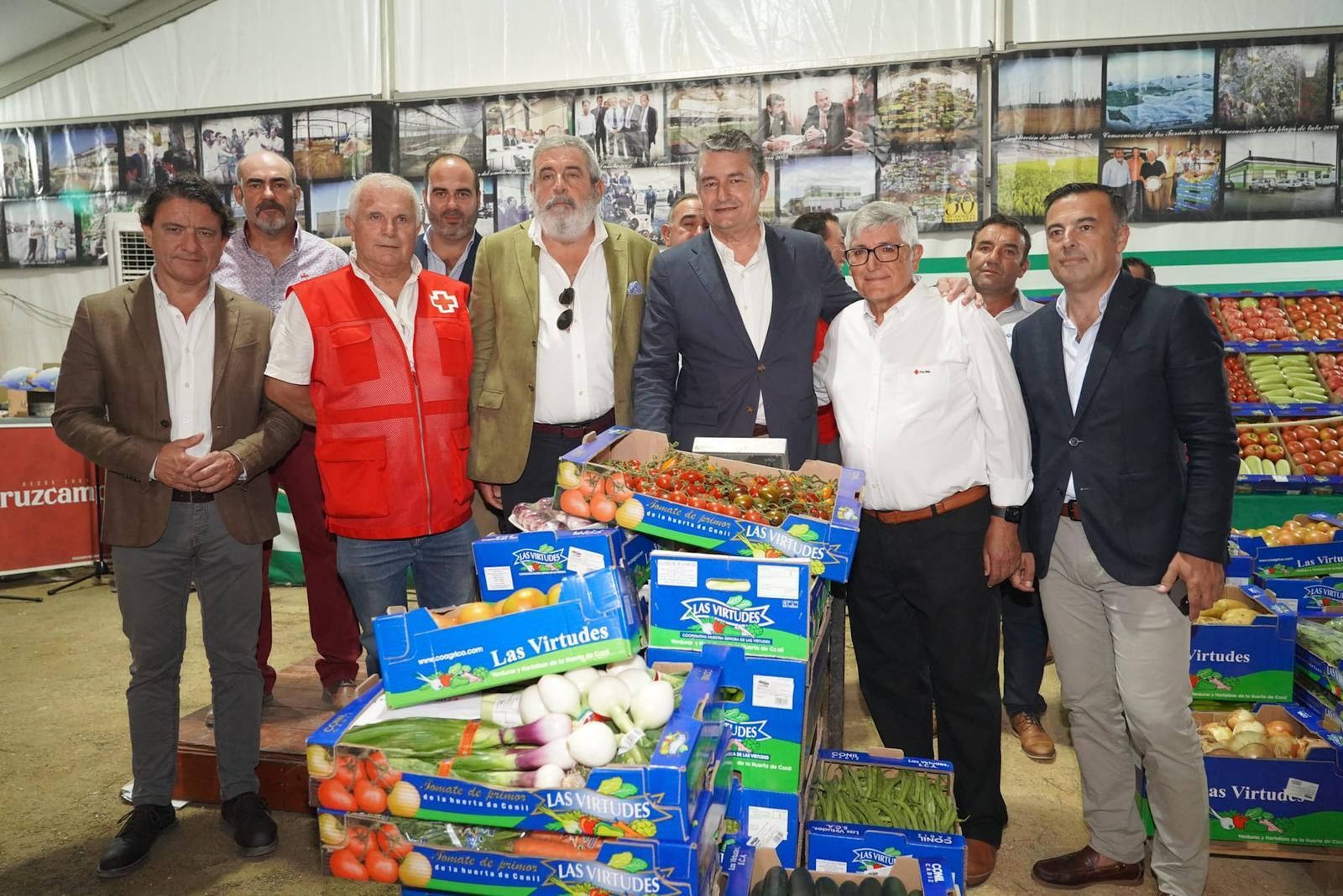 El consejero de Presidencia, Antonio Sanz, recibió su peso en frutas, verduras y hortalizas.