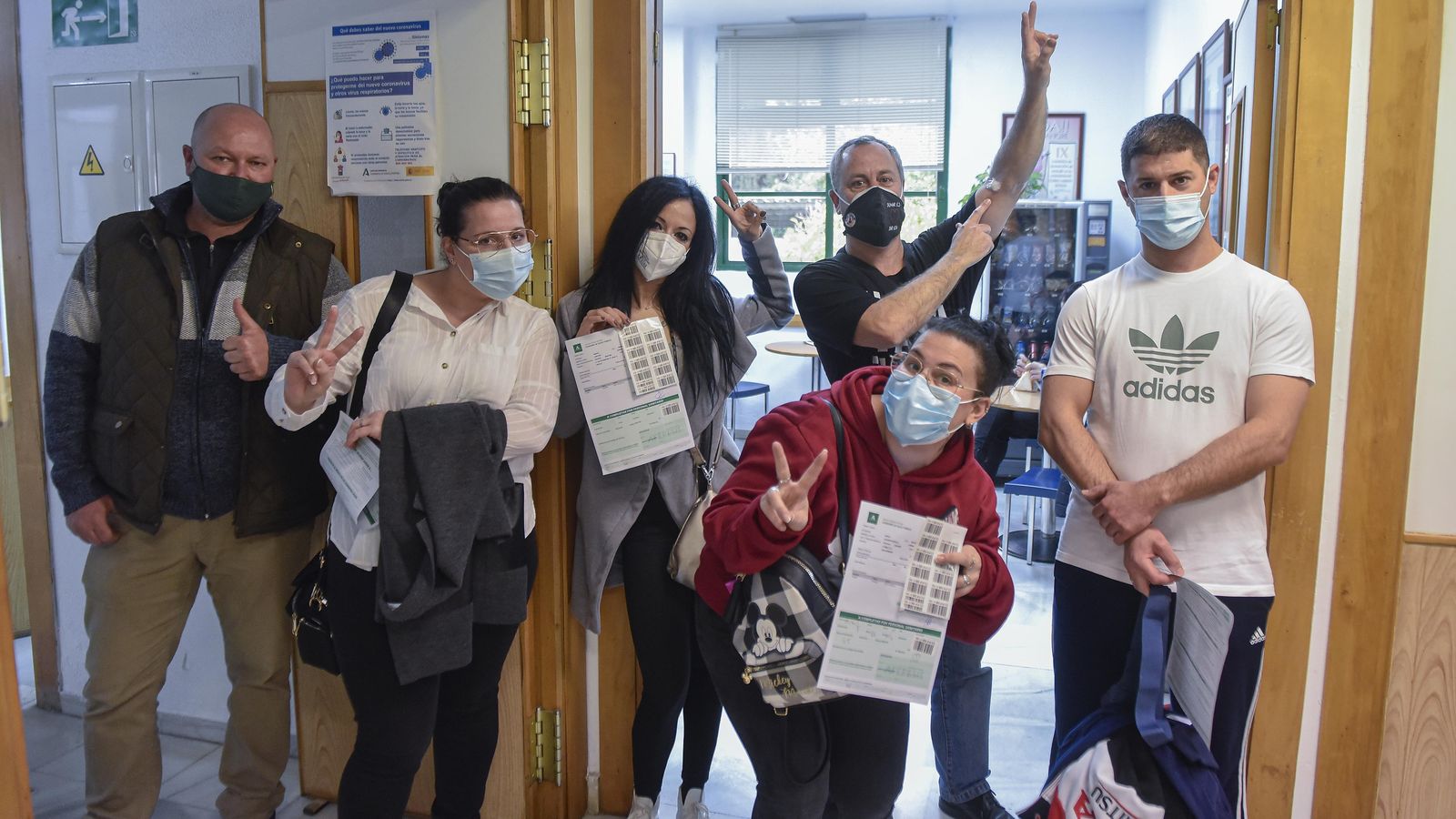 De izquierda a derecha: Javier, Mari Ángeles, Jésica, Carlos, Lorena y Andrés, taxistas y donantes de sangre.