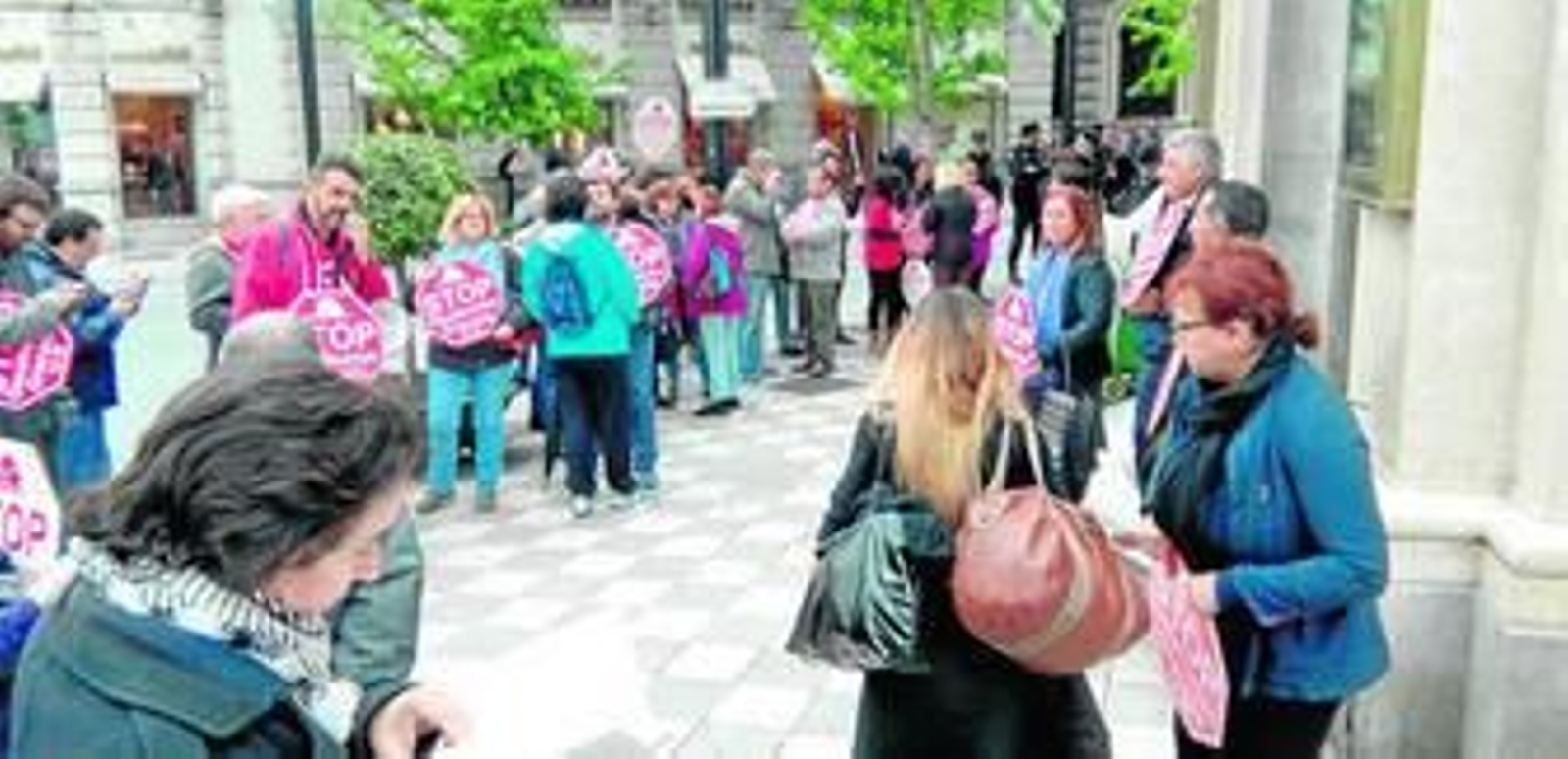 Numerosas personas se concentraron ayer a las puertas de la sucursal de la entidad bancaria para pedir que se paralice el desahucio de Juan y Magdalena.
