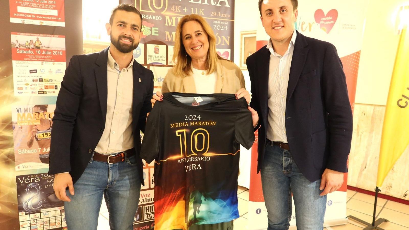 También se mostró la camiseta de la Media Maratón de Vera para esta décima edición.