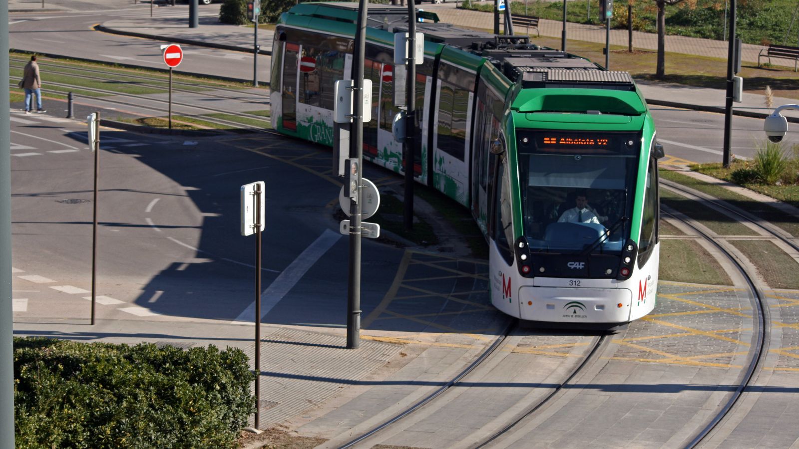 El Metro de Granada circulando por la ciudad