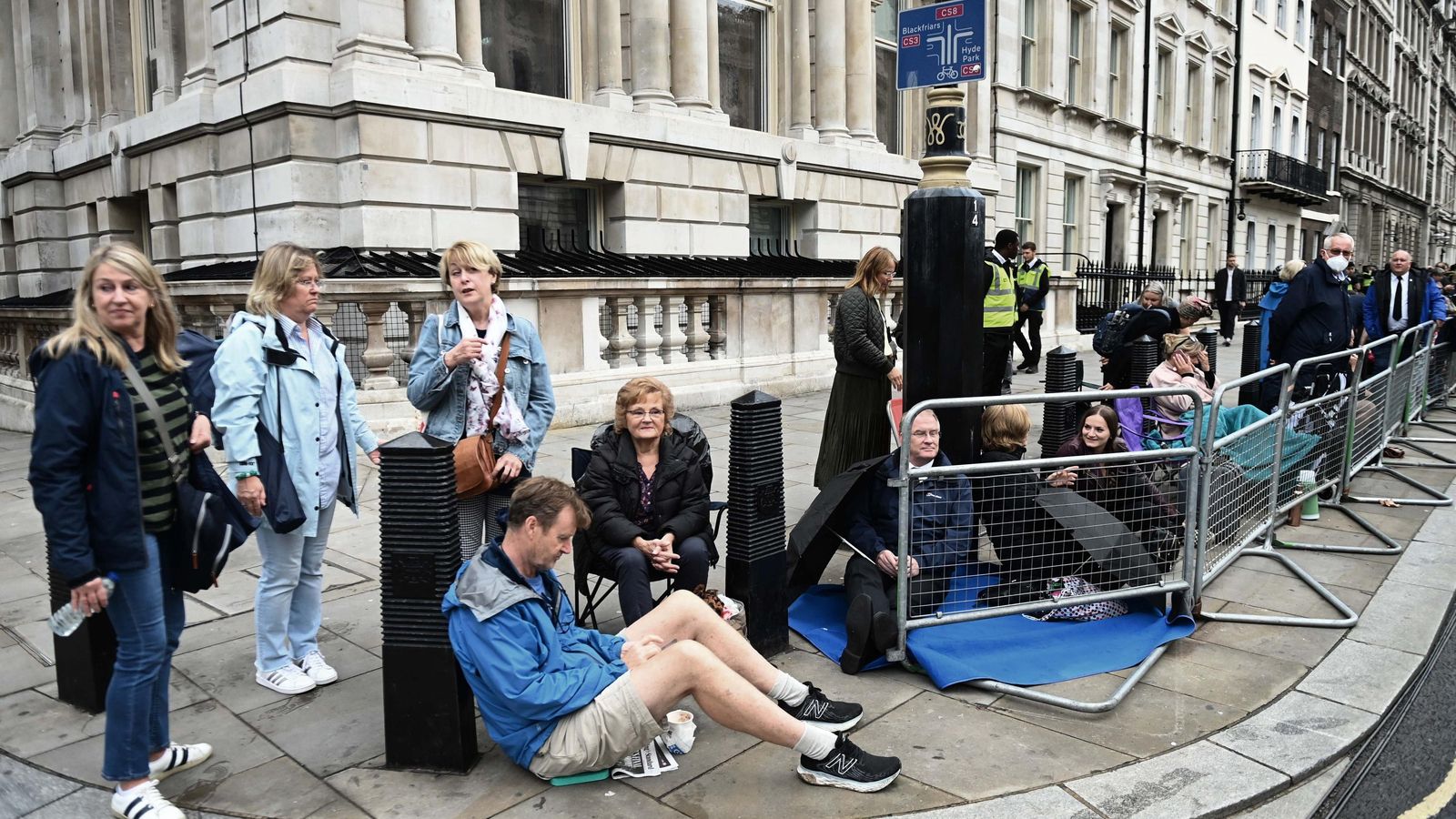 Larga espera en Londres para despedir a la reina Isabel II