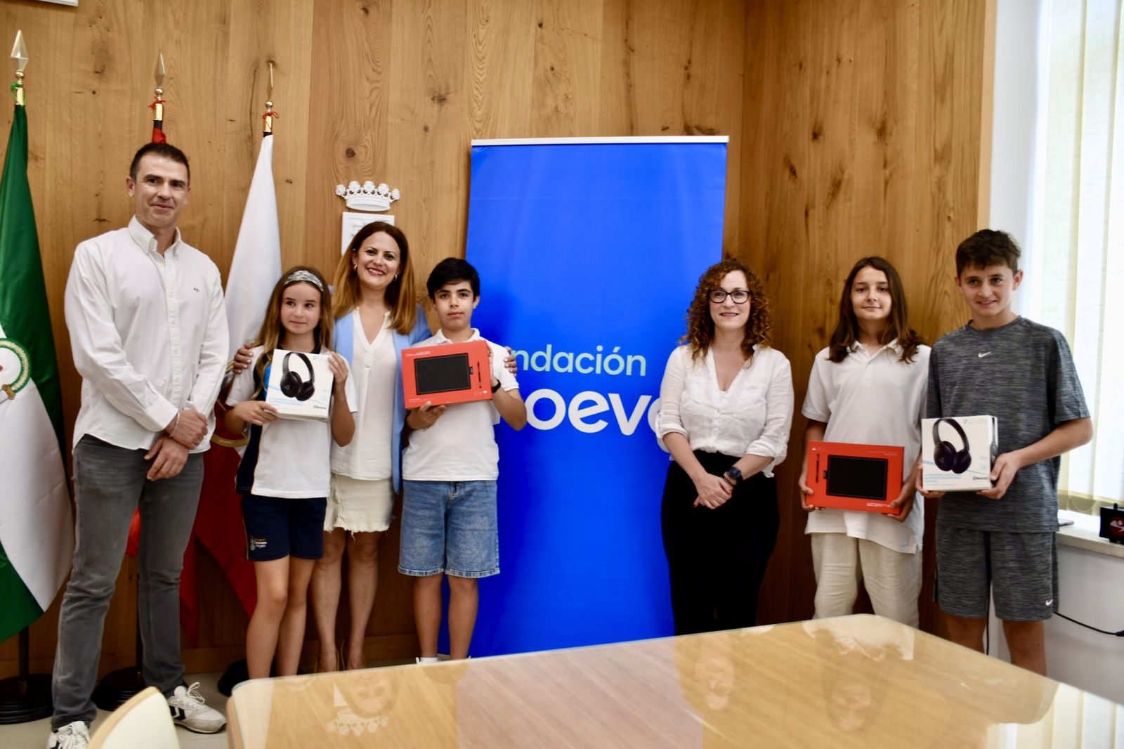 Los premiados en el concurso escolar de dibujo y fotografía ambiental.