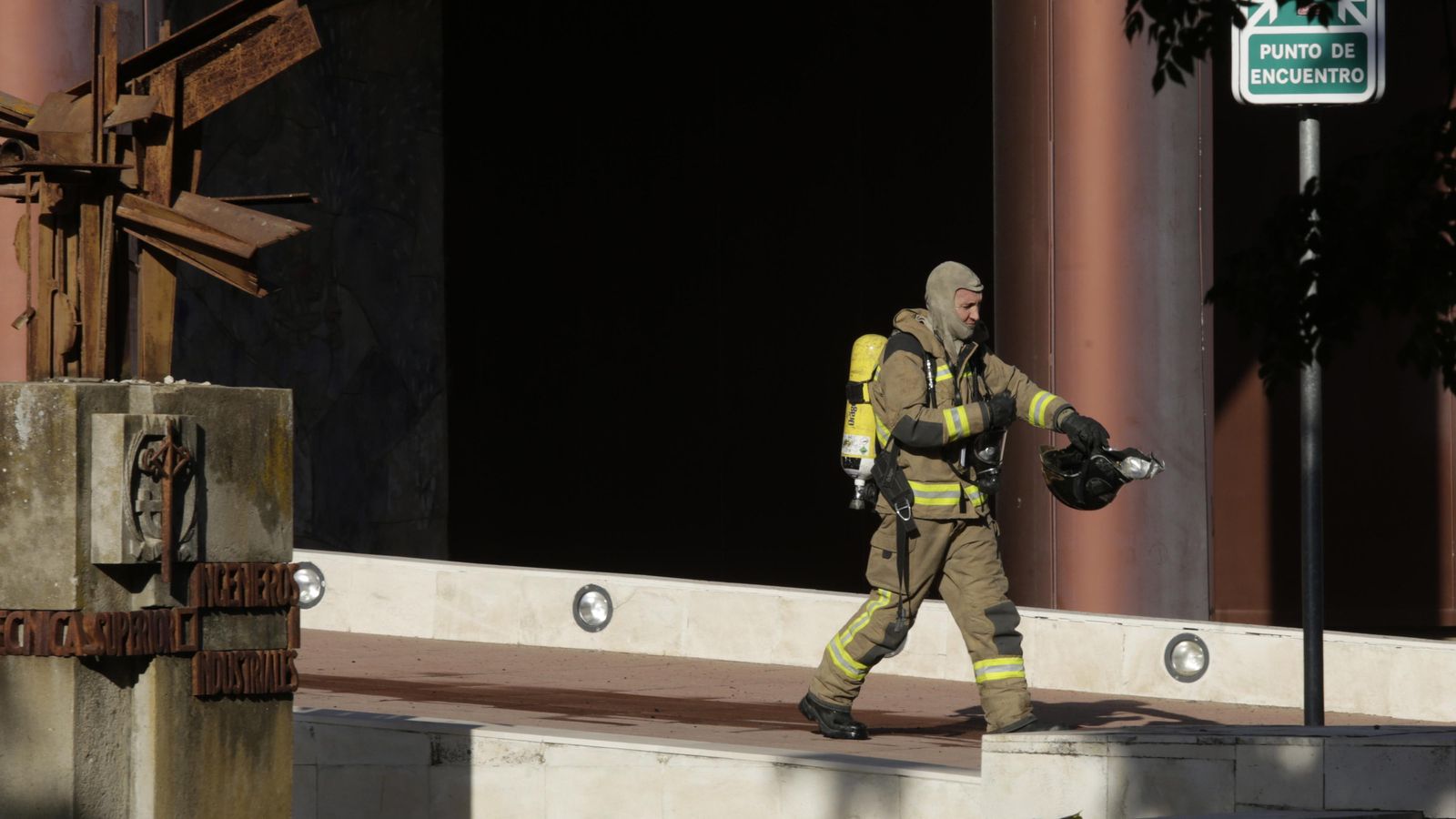 Un bombero sale de la Escuela.