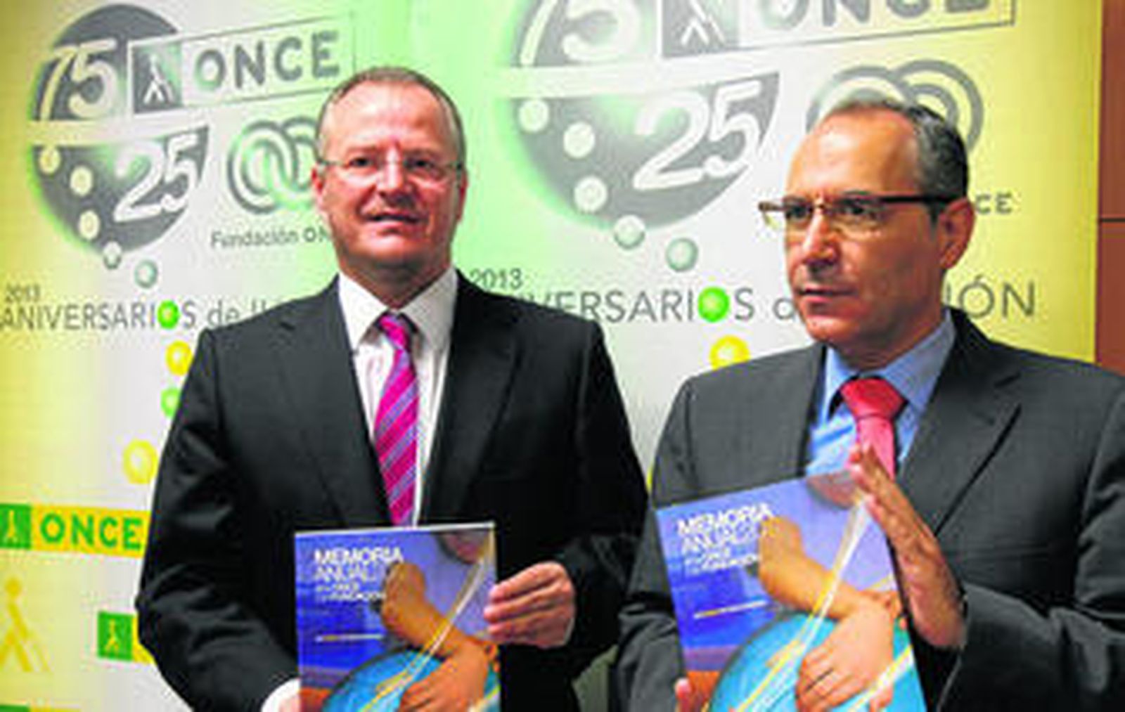 Patricio Cárceles, Delegado Territorial de la ONCE en Andalucía, Ceuta y Melilla, junto al director de la ONCE en Sevilla, Francisco Arroyo.