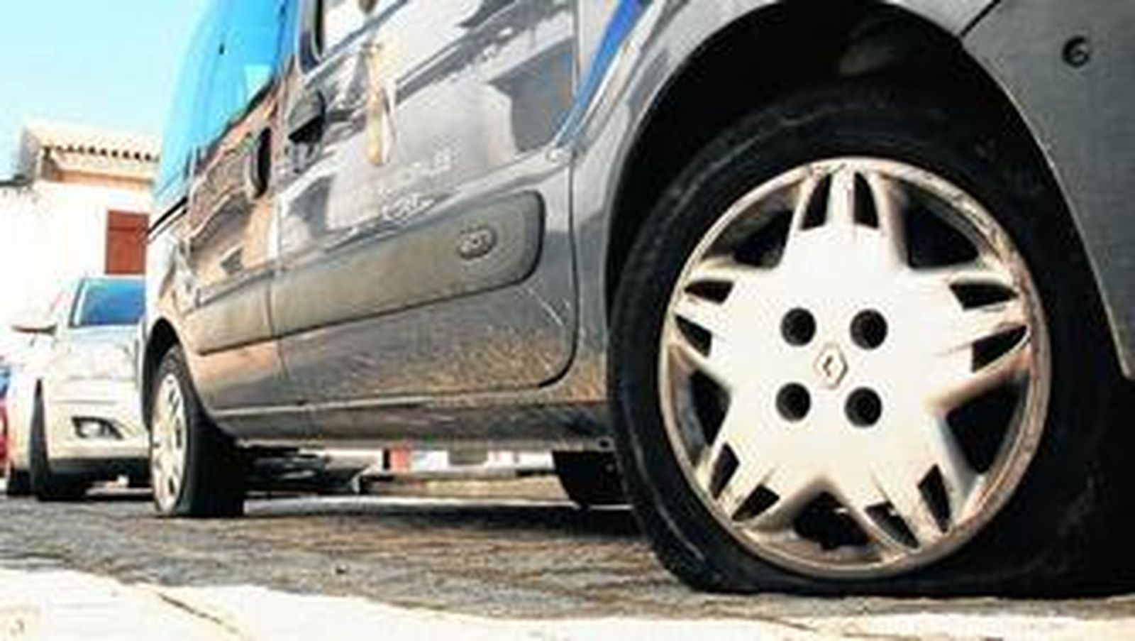 Uno de los coches del Ayuntamiento que fueron diana del detenido.