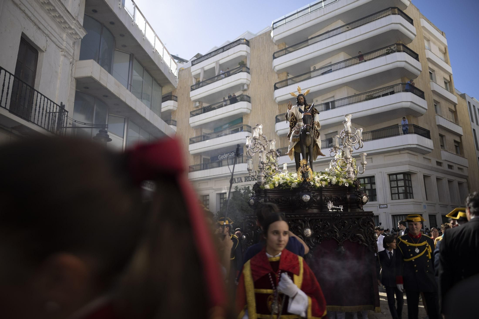 Imágenes de la salida extraordinaria de La Borriquita por las calles de Huelva