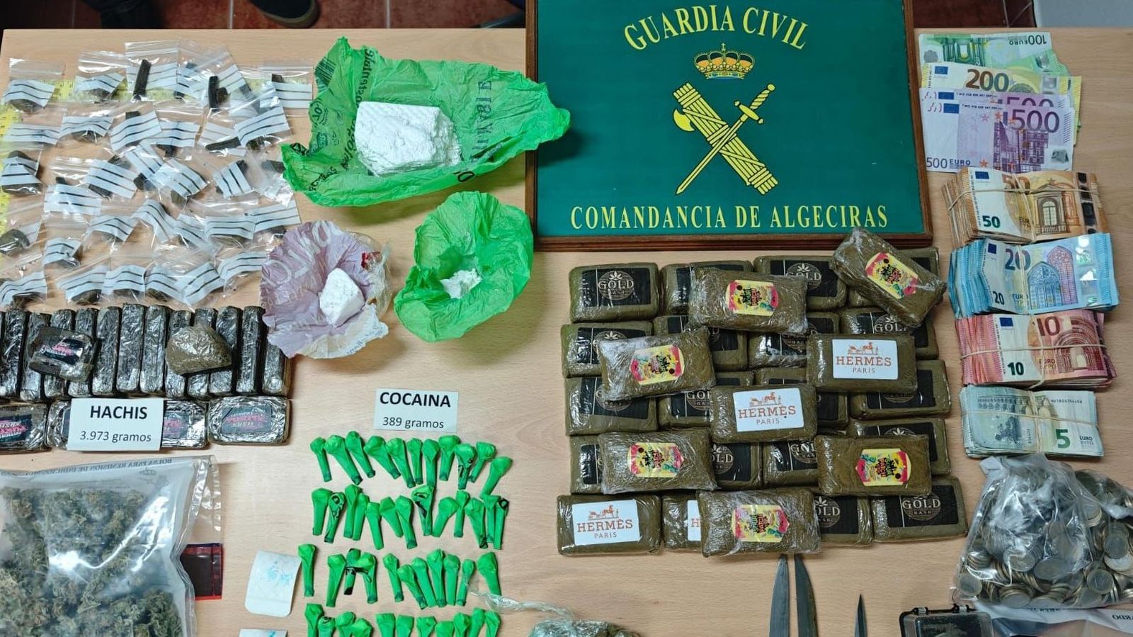 Drogas, dinero y utensilios incautados por la Guardia Civil de San Roque.