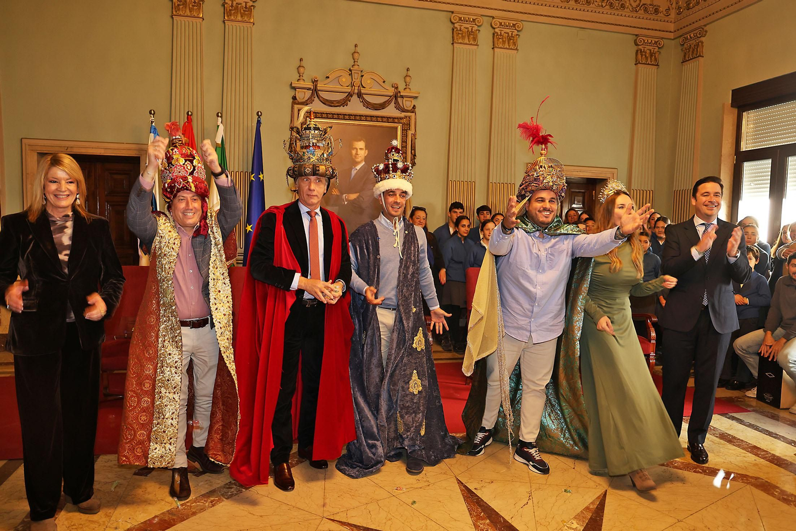 Sus Majestades Los Reyes Magos son coronados en el Ayuntamiento de Huelva