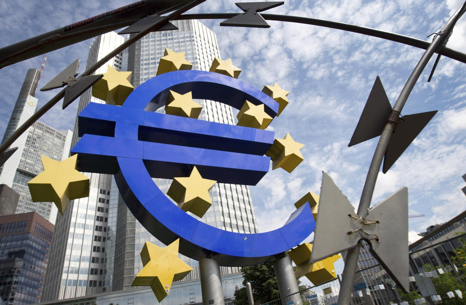 Logo del euro en los alrededores del Banco Central Europeo en Francfort