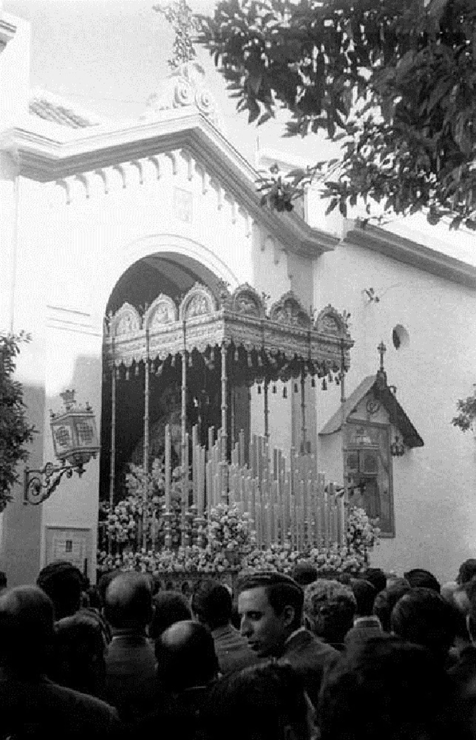La antigua Virgen sale de San Antonio Abad en la procesión de mayo de 1954.