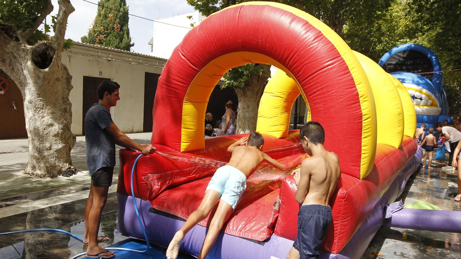 Un niño se desliza por uno de los 'túneles' acuáticos.