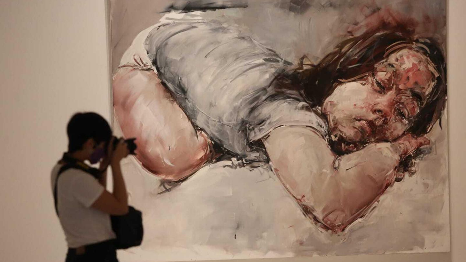 Uno de los retratos de Philippe Pasqua presentes en 'El lado oscuro'.