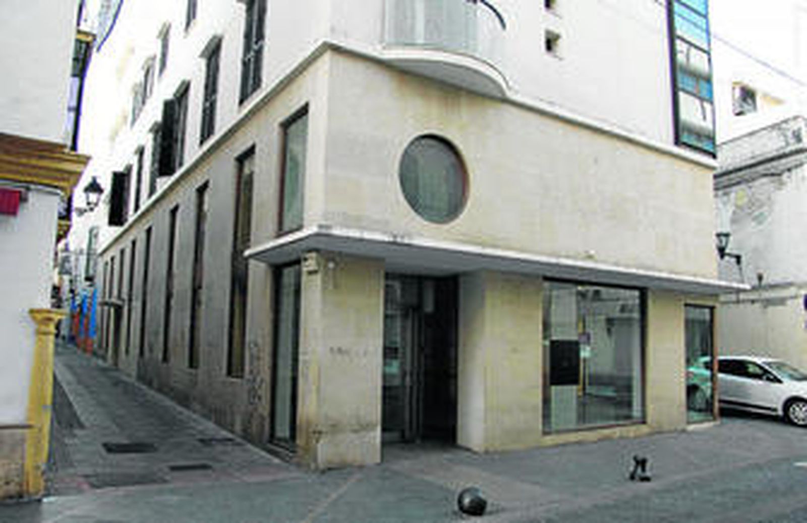 El antiguo edificio de Portomoda, en el que se encontraba la sucursal de Bancaja y que cerró sus puertas debido a la fusión con otra entidad bancaria.