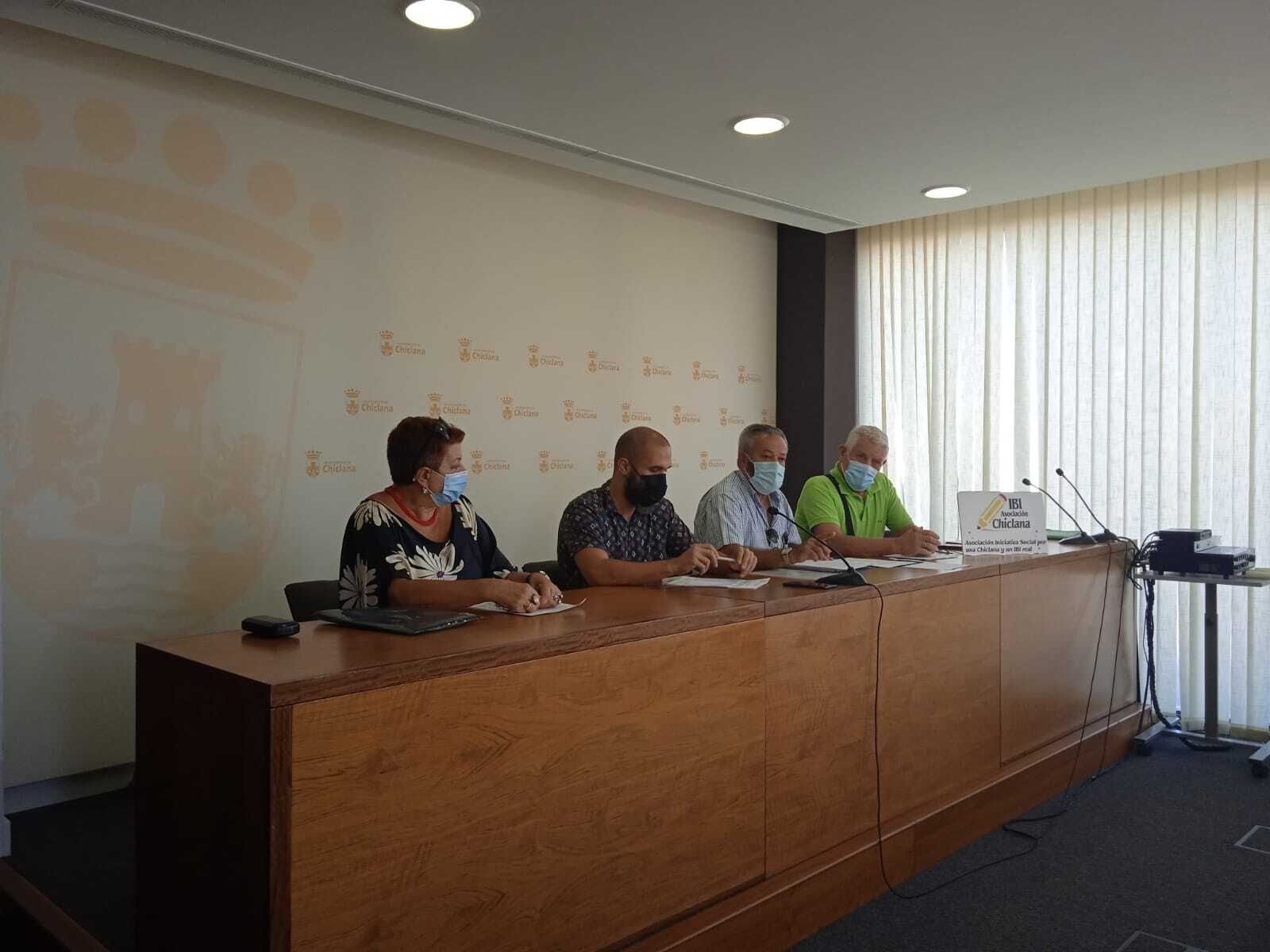 Reciente rueda de prensa ofrecida por los representantes de la asociación Por un IBI Real y por el grupo municipal de Podemos.