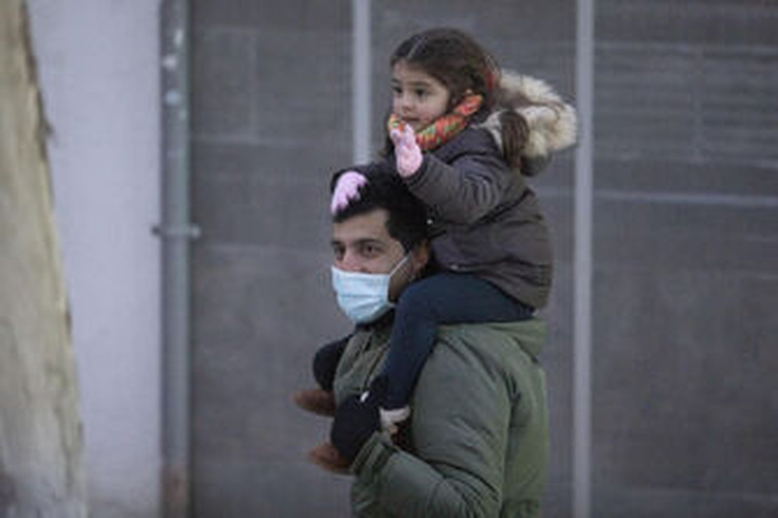 Fotos: así ha sido el recorrido en autobús de los Reyes Magos por Granada