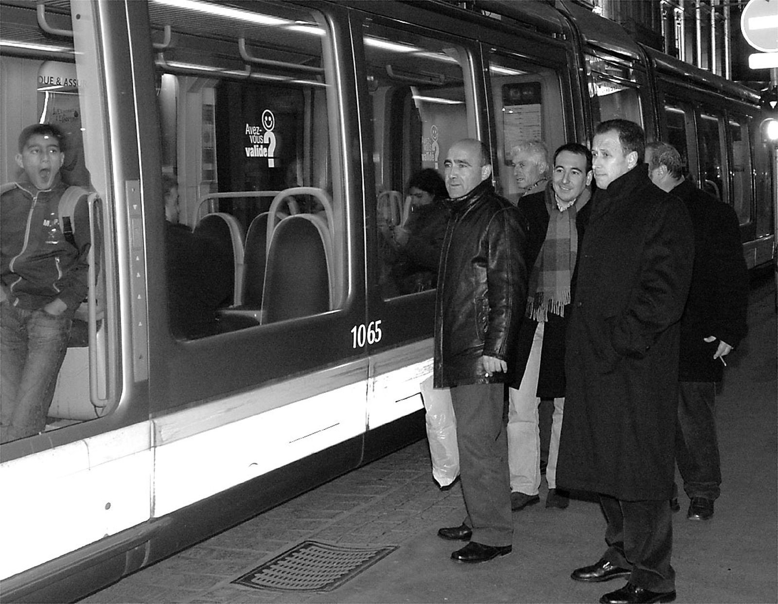 Manuel de Bernardo y José María Román, alcaldes de San Fernando y Chiclana, junto a Fernando López Gil, durante el viaje a Estrasburgo que se organizó con distintos colectivos ciudadanos para conocer el tranvía.